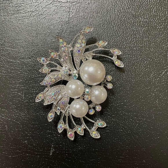 Brooch Silver Tone and Faux Pearl Brooch With Crystals New - Picture 6 of 6